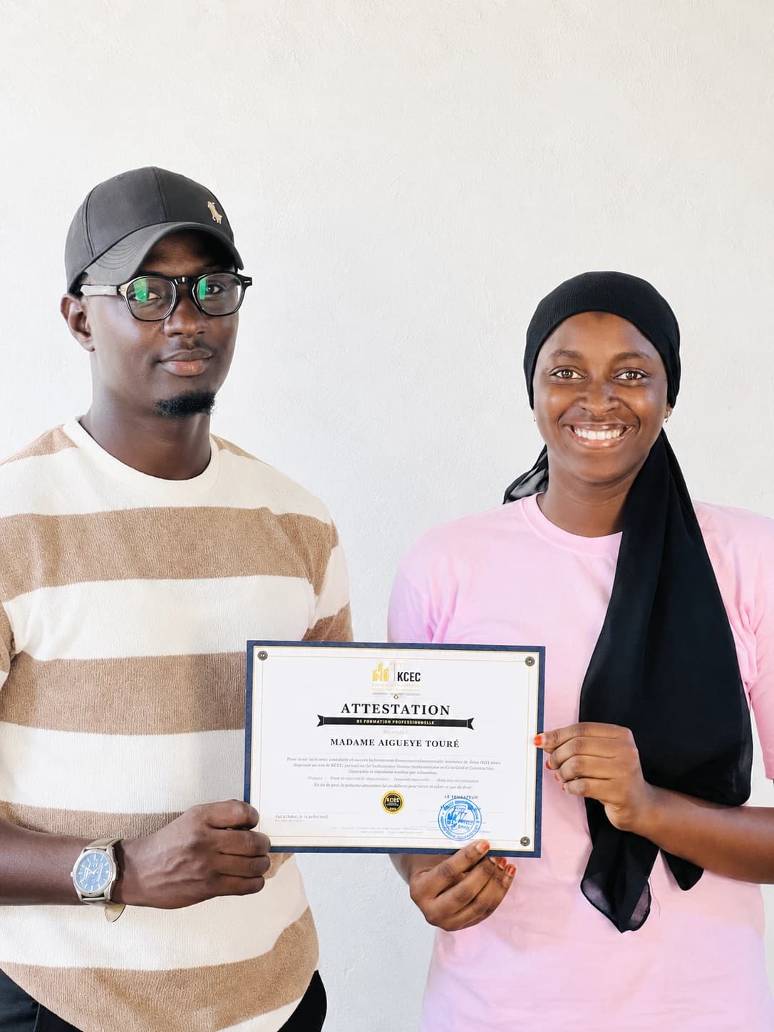 Attestation remise à une stagiaire de la formation KCEC