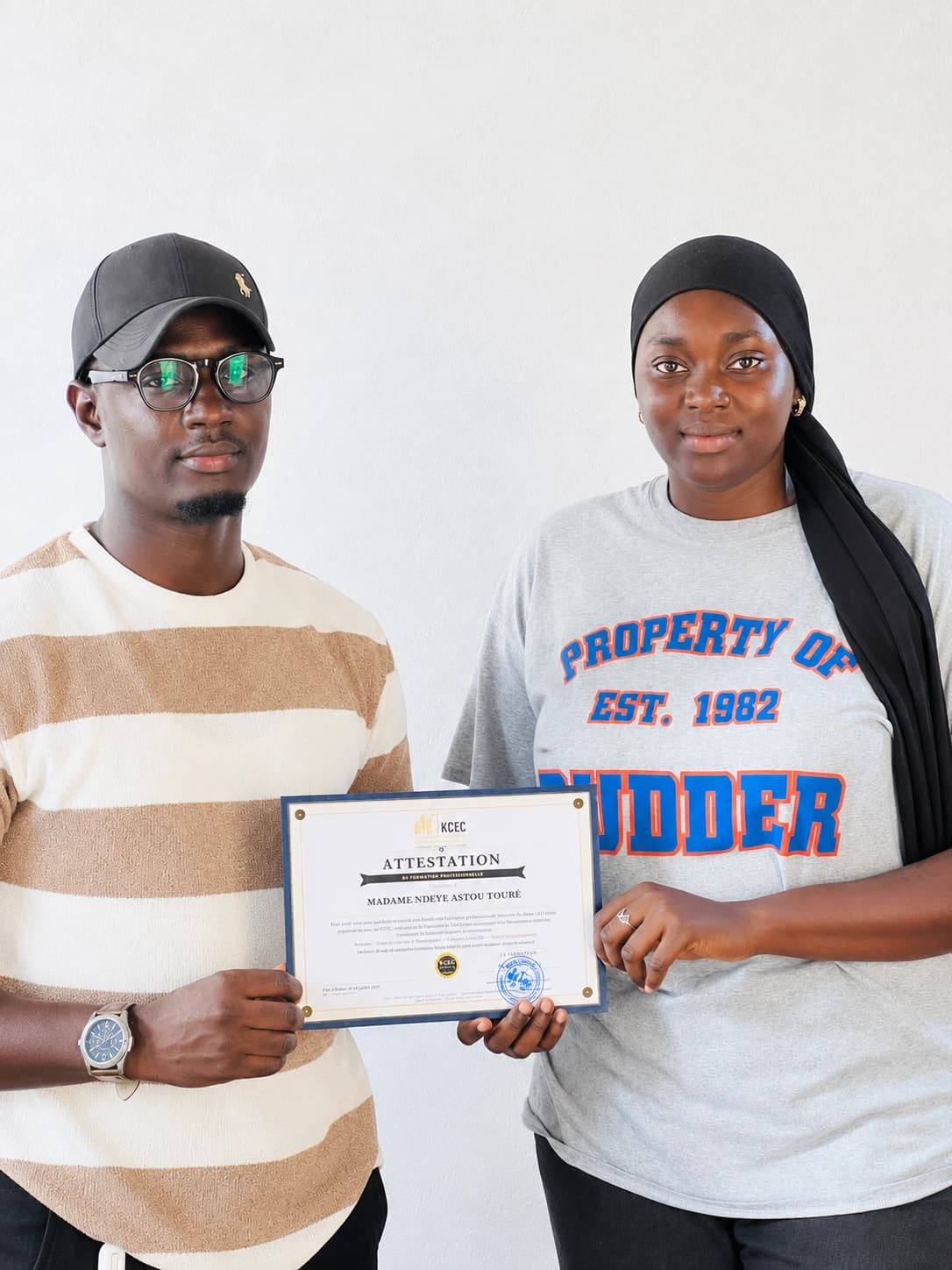 Remise d'attestation à une stagiaire de la formation KCEC