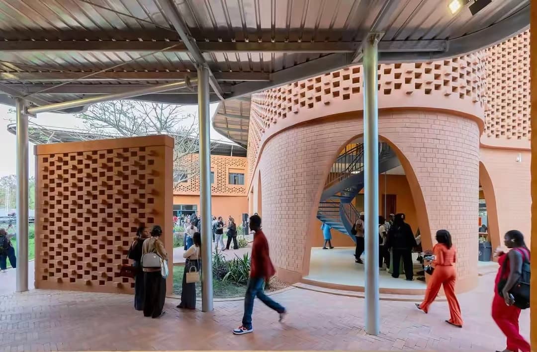 Cour intérieure avec baobab centenaire