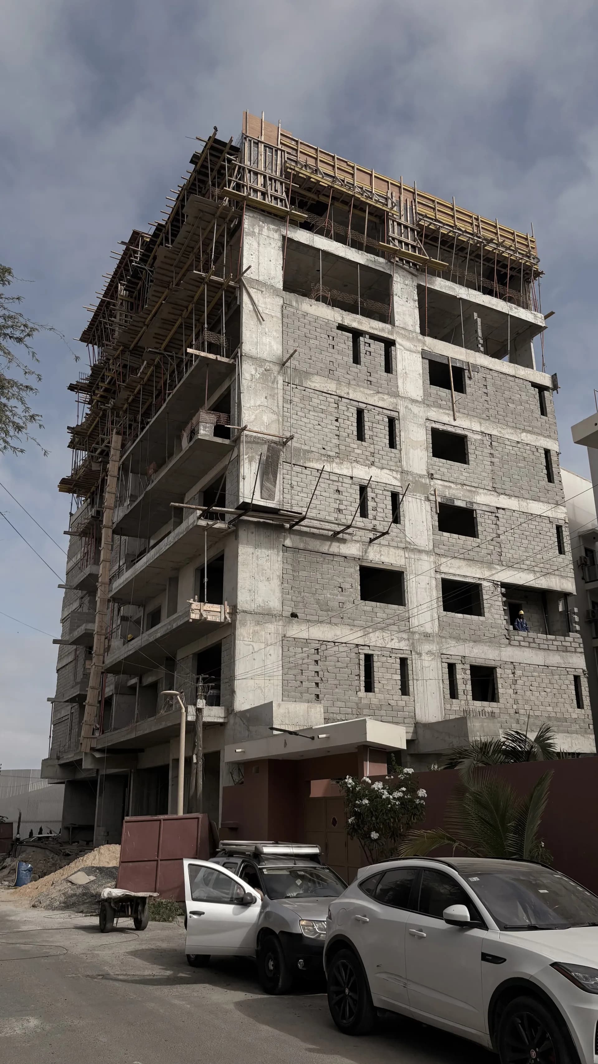 Ouvriers sur le chantier de la Résidence Tecila