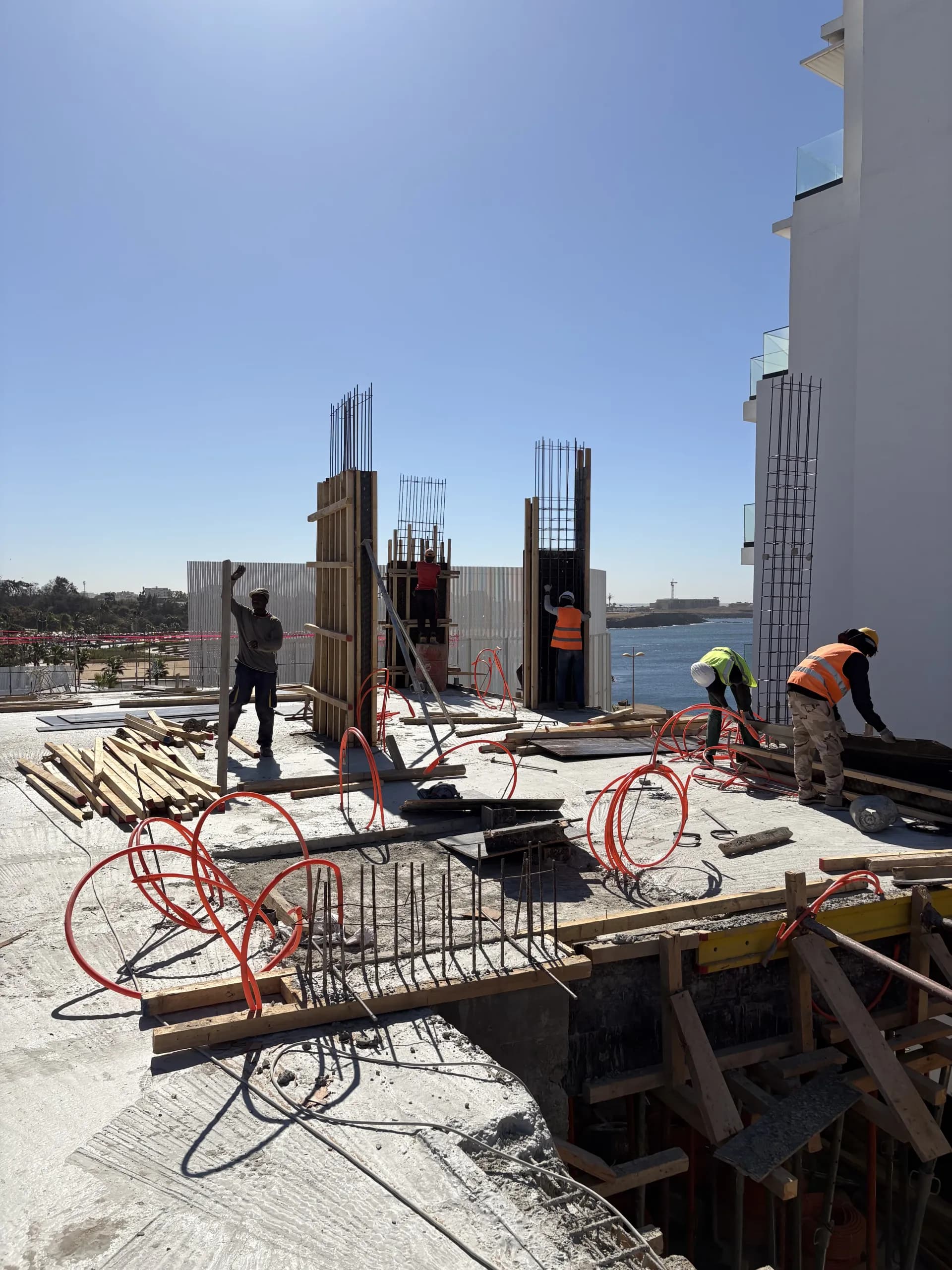 Terrasse en construction avec vue sur mer